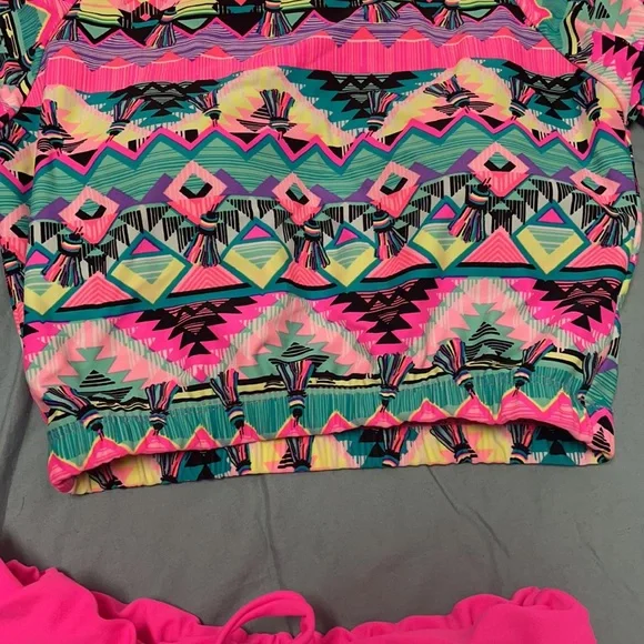 2 piece. Cropped rash guard and matching shorts - Picture 4 of 4